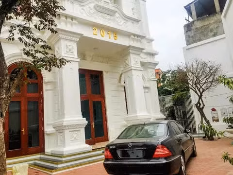 Căn biệt thự được xây vào năm 2015, sử dụng màu trắng chủ đạo bên ngoài. Ảnh: Vietnamnet