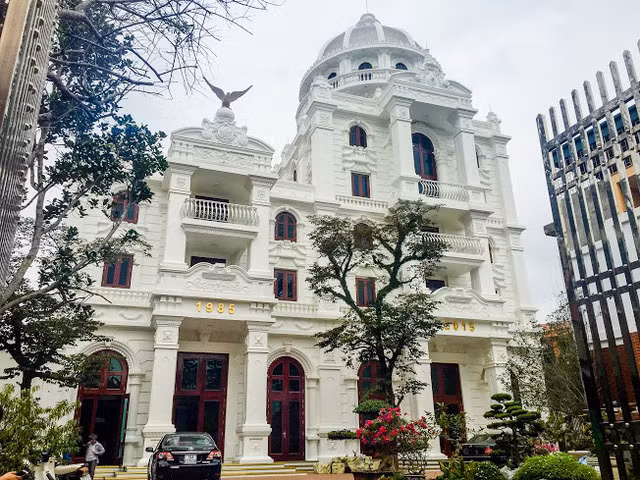 Không ai biết chính xác nữ chủ nhân chi bao nhiêu tiền xây biệt thự song nhiều người ước tính trị giá khoảng 200 tỷ đồng. Ảnh: Vietnamnet