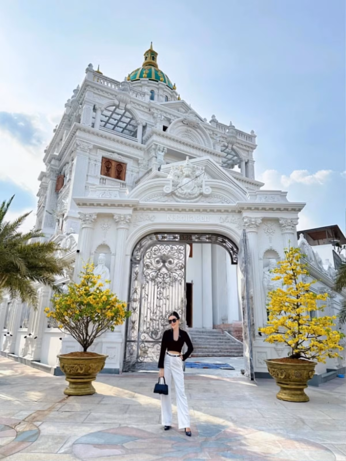 Thời gian gần đây, Bích Ngân - một nữ đại gia trong lĩnh vực mỹ phẩm và bất động sản, khiến dân mạng không khỏi trầm trồ trước khối tài sản khổng lồ. Nổi bật nhất là toà lâu đài 1000m2 nguy nga tráng lệ tại Cần Thơ. Ảnh: Saostar