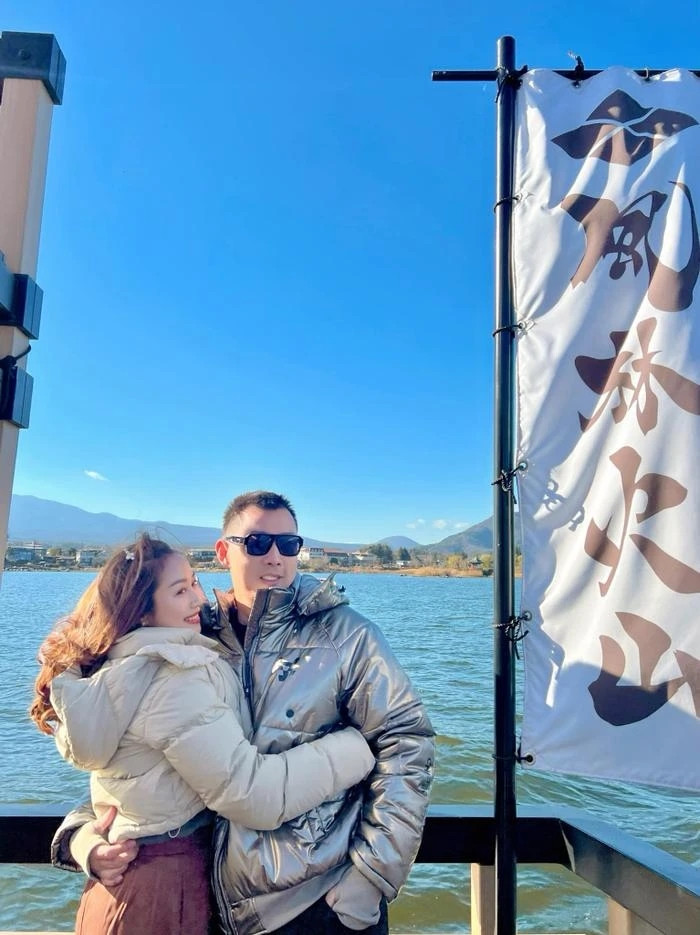 Mới đây, Ốc Thanh Vân cho biết cô và 3 con sẽ về Việt Nam thăm gia đình, bạn bè khoảng 2 tuần sau nửa năm sinh sống ở Úc. Sau thời gian khá dài phải sống xa nhau, Ốc Thanh Vân và ông xã sắp được đoàn tụ.