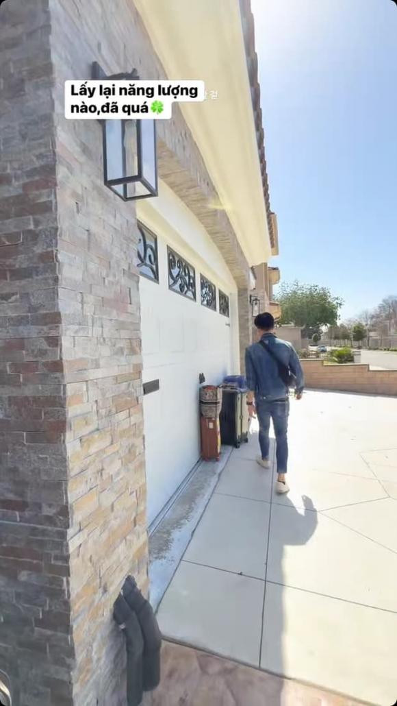 Biệt thự của Lệ Quyên nằm trong khu nhà liền kề thuộc bang California (Mỹ). Phía trước nhà có khoảng sân rộng để đỗ xe.