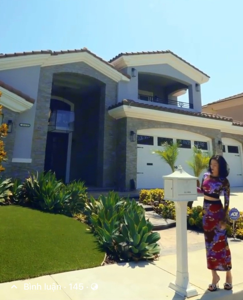 Nhìn từ ngoài vào, cơ ngơi của Lệ Quyên có màu nâu và trắng chủ đạo.