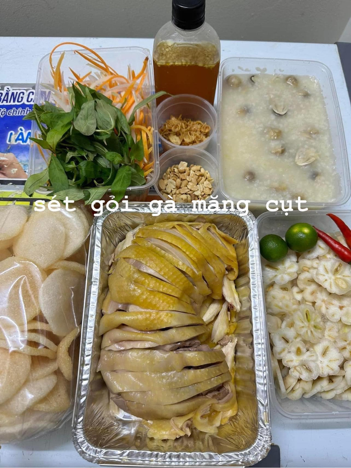 Không chỉ bán quả, trên thị trường còn có nhiều người bán gỏi gà măng cụt giá 550.000 đồng/set gồm nửa con gà to, cháo nấm, 3 lạng mặng cụt và đồ trộn gỏi. Nguồn ảnh: Facebook