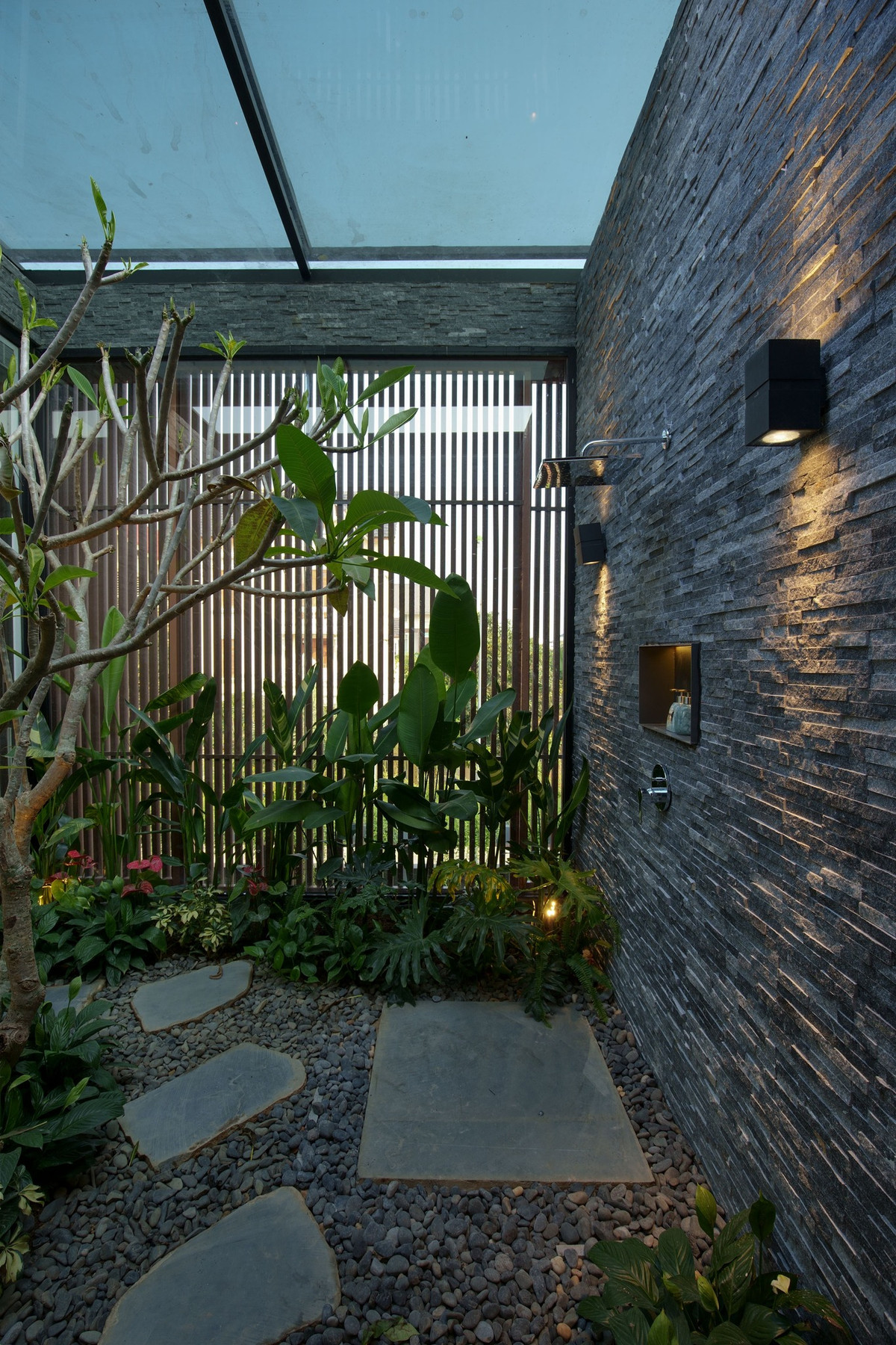 Nhóm thiết kế cũng dành nhiều không gian cho mặt nước, sân cỏ, cây xanh giúp để hấp thụ bức xạ nhiệt. Từ đó, góp phần giảm thiểu năng lượng tiêu thụ cũng như góp phần bảo vệ môi trường sống cho thế hệ tương lai.