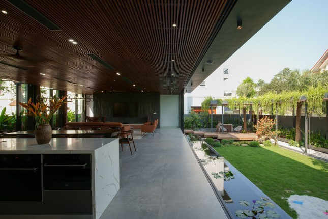 Không gian bên trong và bên ngoài ngôi nhà gần như không có khoảng cách.