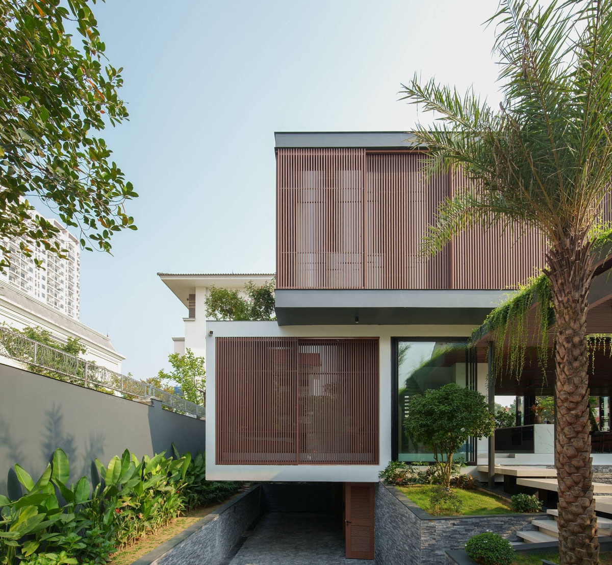 Hệ thống lam che nắng làm bằng nhựa tái chế và gỗ bao phủ toàn bộ tầng 2, làm giảm bức xạ và dẫn nhiệt từ bên ngoài.