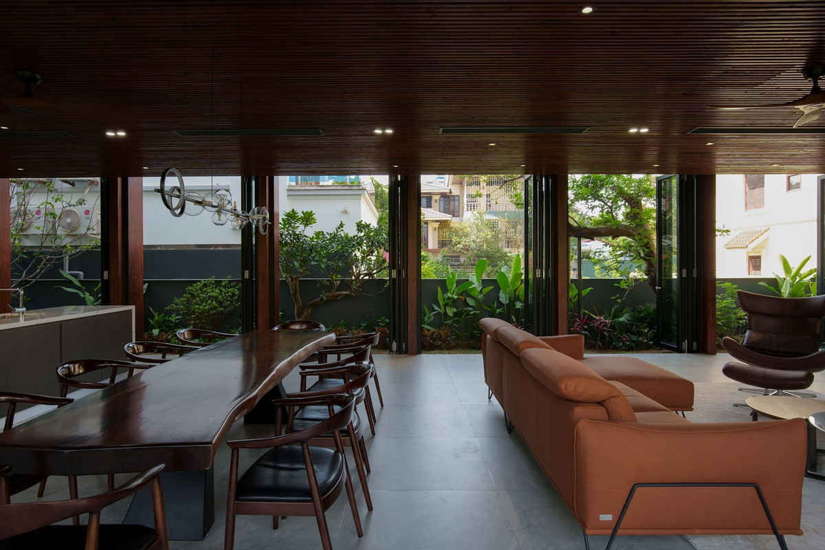 Cửa kính lớn giúp các phòng đều nhận được ánh sáng tự nhiên tối đa.