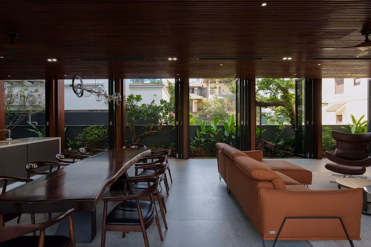 Cửa kính lớn giúp các phòng đều nhận được ánh sáng tự nhiên tối đa.