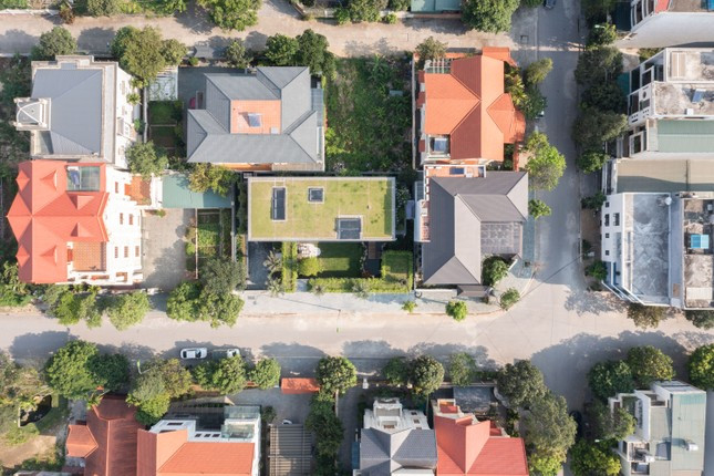 Trên sân thượng là khoảng diện tích lớn để trồng cỏ, có tác dụng như một tấm thảm cách nhiệt cho không gian bên dưới. Nguồn ảnh: 85Design