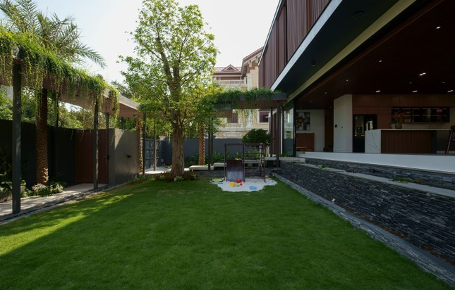 Sân cỏ rộng rãi trước nhà cũng là khu vui chơi dành cho trẻ nhỏ.