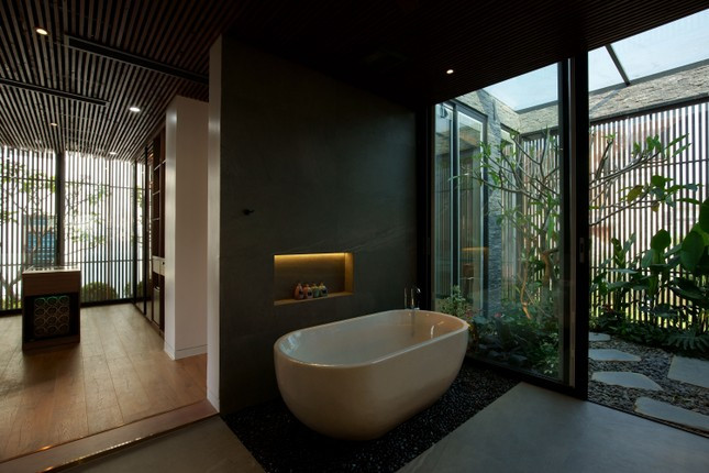 Bồn tắm hiện đại, kết hợp với thiên nhiên.