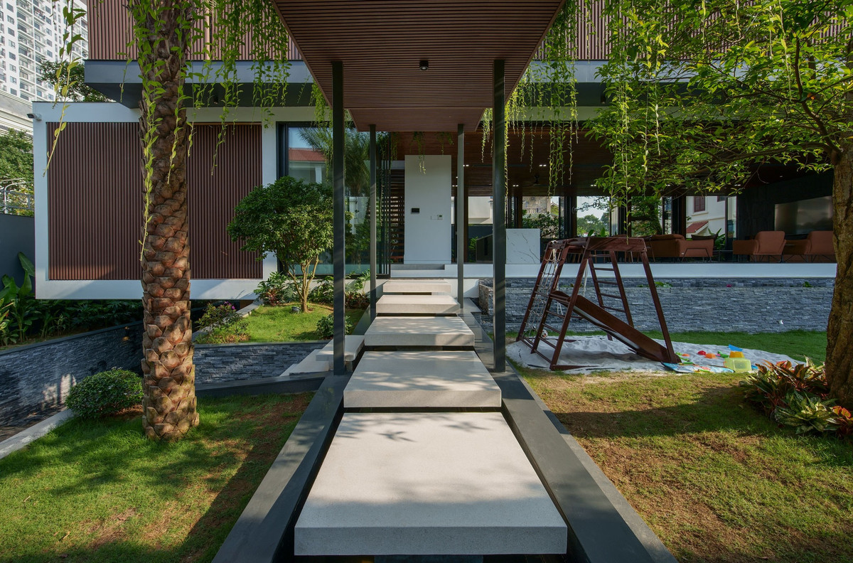 Do đó, mục tiêu chính của dự án này ngoài đáp ứng nhu cầu của gia đình 8 thành viên, còn cần giảm thiểu tác động của các hiện tượng khí hậu cực đoan bằng việc tận dụng nguồn năng lượng tái tạo từ thiên nhiên, tạo không gian sống gần gũi, giảm thiểu lượng khí thải trong suốt quá trình vận hành.