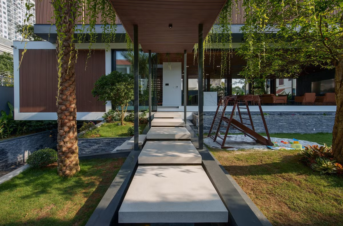 Do đó, mục tiêu chính của dự án này ngoài đáp ứng nhu cầu của gia đình 8 thành viên, còn cần giảm thiểu tác động của các hiện tượng khí hậu cực đoan bằng việc tận dụng nguồn năng lượng tái tạo từ thiên nhiên, tạo không gian sống gần gũi, giảm thiểu lượng khí thải trong suốt quá trình vận hành.