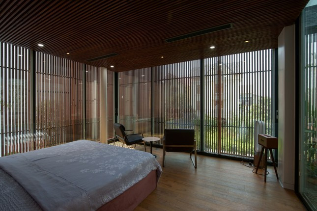 Tầng 2 gồm 3 phòng ngủ, phòng đọc sách, phòng thờ theo trục dọc. Các phòng ngủ đều hướng ra sân vườn chính, tránh nắng và gió nóng từ phía Tây.