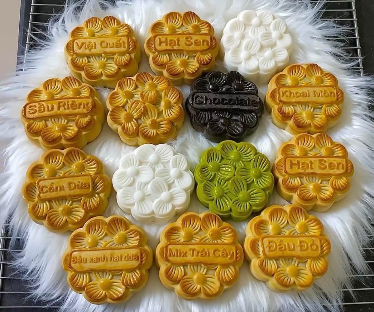 Chị Trang (Hà Nội) cho biết bắt đầu gom mẻ bánh Trung thu sớm từ đầu tuần. Chị Trang khẳng định bánh làm 100% handmade ko chất bảo quản, menu đa dạng. Ảnh; FB Tạ Tuấn