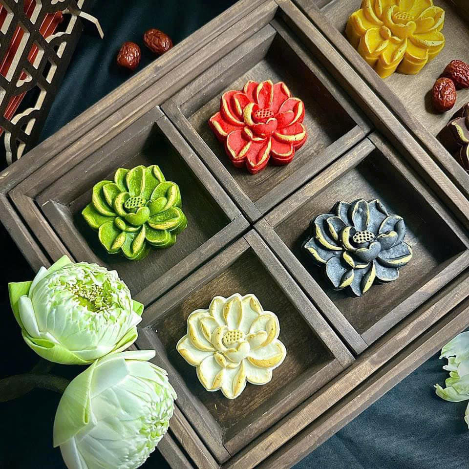 Trong khi đó, bánh Trung thu nhân hiện đại như mochi, gạo lứt, Triamisu phomai giá từ 55.000 - 60.000 đồng/chiếc. Ảnh: FB Thúy Kòy