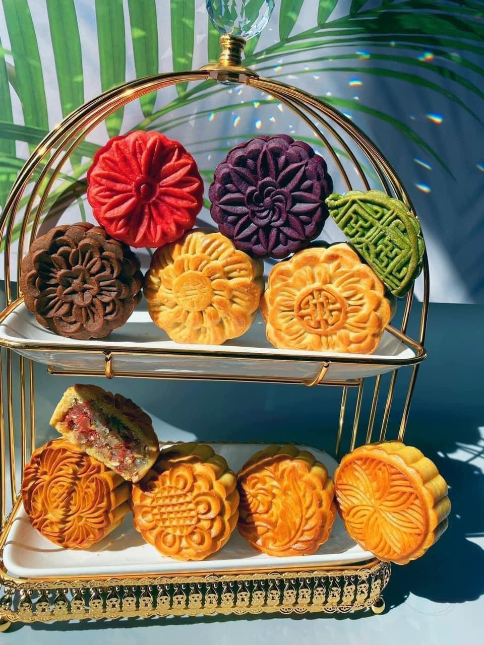 Bánh Trung thu nhân truyền thống như trà xanh, khoai môn, đậu xanh, cốm dừa, sen... giá 45.000 đồng/chiếc. Ảnh: FB Phùng Tố Uyên