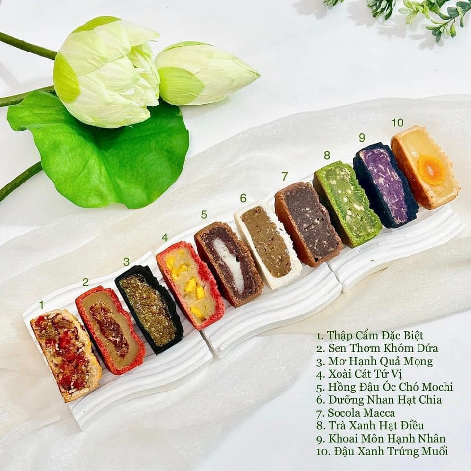 Bánh Trung thu handmade nhộn nhịp và sôi động không kém các loại bánh Trung thu thương hiệu nổi tiếng. Lý do là bánh Trung thu handmade là khách hàng được lựa chọn mix các loại nhân mình yêu thích và có nhiều vị nhân mới lạ hơn so với các thương hiệu. Ảnh: FB Thanh Huyền