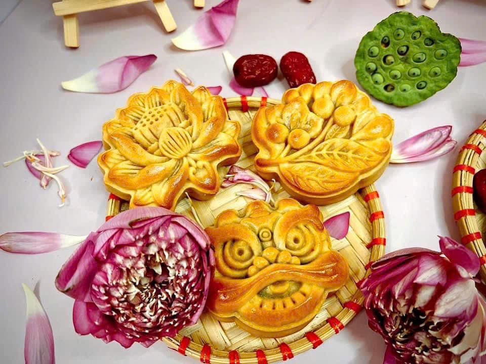 Trên chợ mạng, bánh Trung thu handmade có giá dao động từ 45.000 - 200.000 đồng/chiếc, tùy loại. Ảnh: FB Thúy Kòy