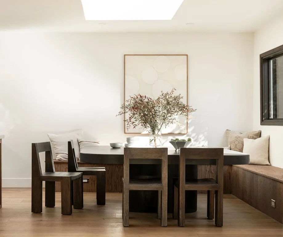 Góc ăn sáng được trang bị ghế ngồi và bàn đặt thiết kế riêng.