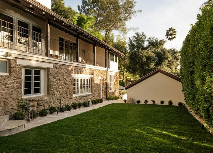 Sân sau trải cỏ chuẩn bị làm hồ bơi. Nguồn ảnh: Robbreport, Mansionglobal