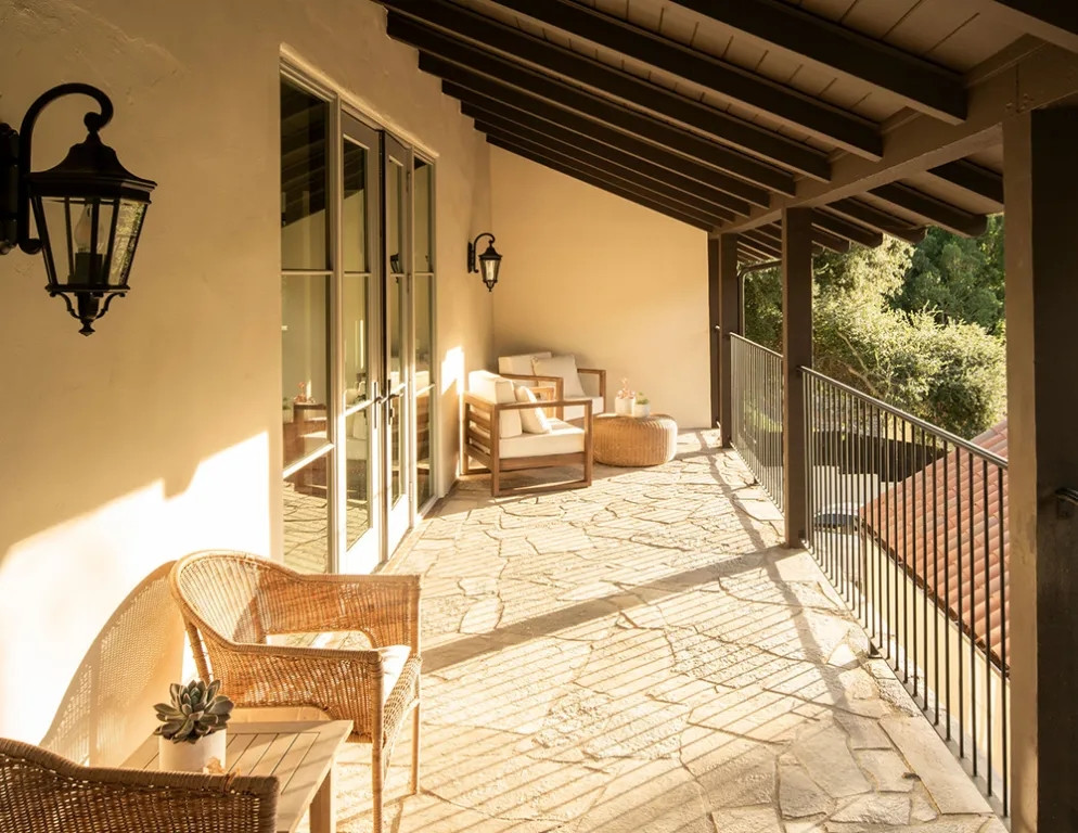 Ban công phòng ngủ có mái che.