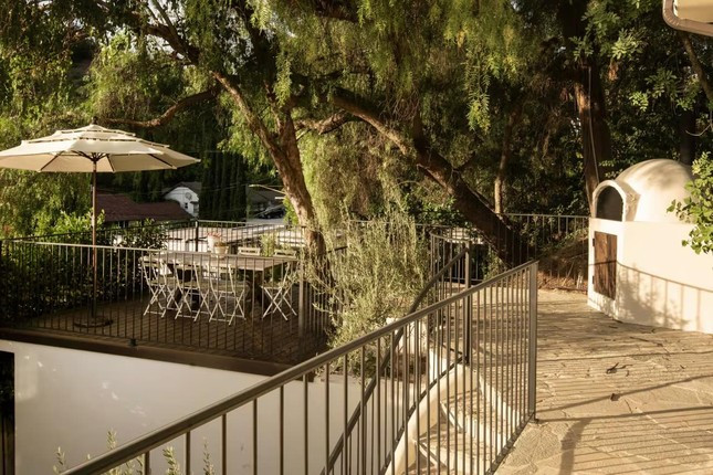 Căn nhà được xây từ năm 1924. Năm 2023, công ty thiết kế House of Rolison có trụ sở tại Los Angeles mua bất động sản này với giá 2,36 triệu USD và cải tạo thành một trang viên ở vùng nông thôn nước Anh.