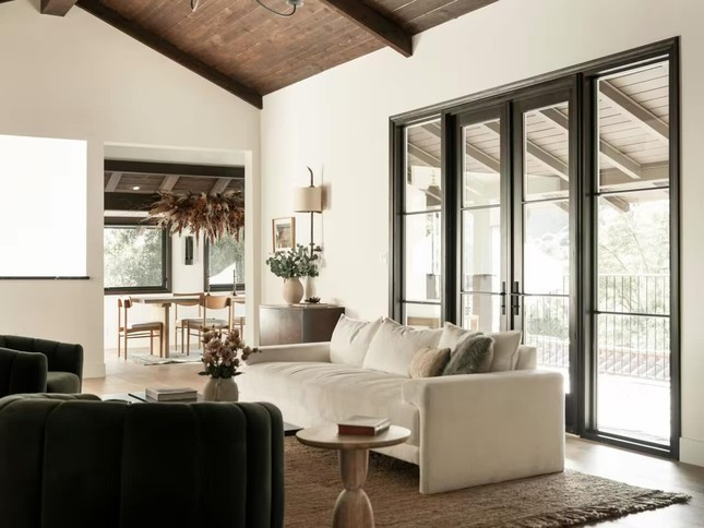 Toàn bộ nhà và khuôn viên rộng khoảng 1,3 mẫu Anh, khá riêng tư bởi diện tích rất lớn, lại được bao quanh bởi những ngọn đồi và quang cảnh.