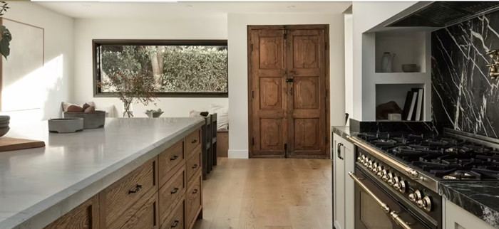 Căn nhà mới tậu của Lisa có 4 phòng ngủ, mái ngói đất sét, sàn đá và trần nhà hình vòm bằng gỗ, nằm trên những ngọn đồi của Coldwater Canyon.