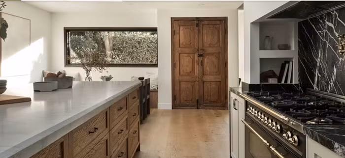 Căn nhà mới tậu của Lisa có 4 phòng ngủ, mái ngói đất sét, sàn đá và trần nhà hình vòm bằng gỗ, nằm trên những ngọn đồi của Coldwater Canyon.