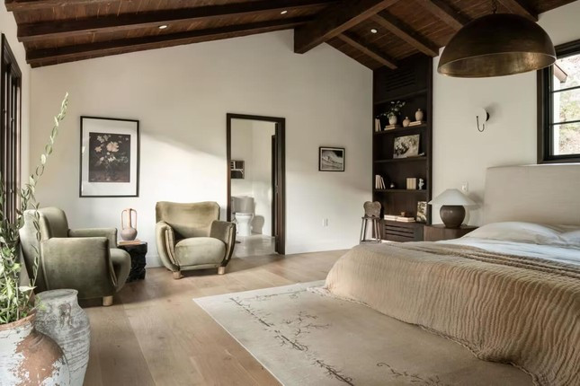 Khu nhà nằm lùi về phía sau con phố, sau hàng rào cao được trang hoàng bằng dãy cây ô liu.