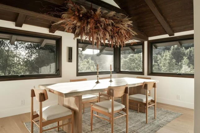 Ngôi nhà kết hợp nhiều yếu tố thiết kế nguyên bản, bao gồm đèn treo tường bằng sắt, lò sưởi bằng đá, lò sưởi bằng thạch cao, lối đi lên sườn đồi.