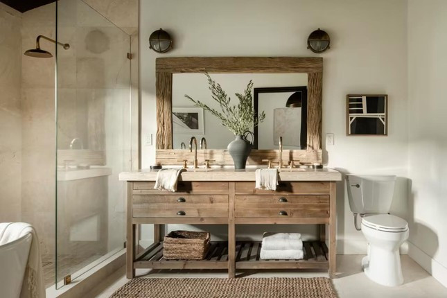 Phòng tắm hiện đại và sang trọng.