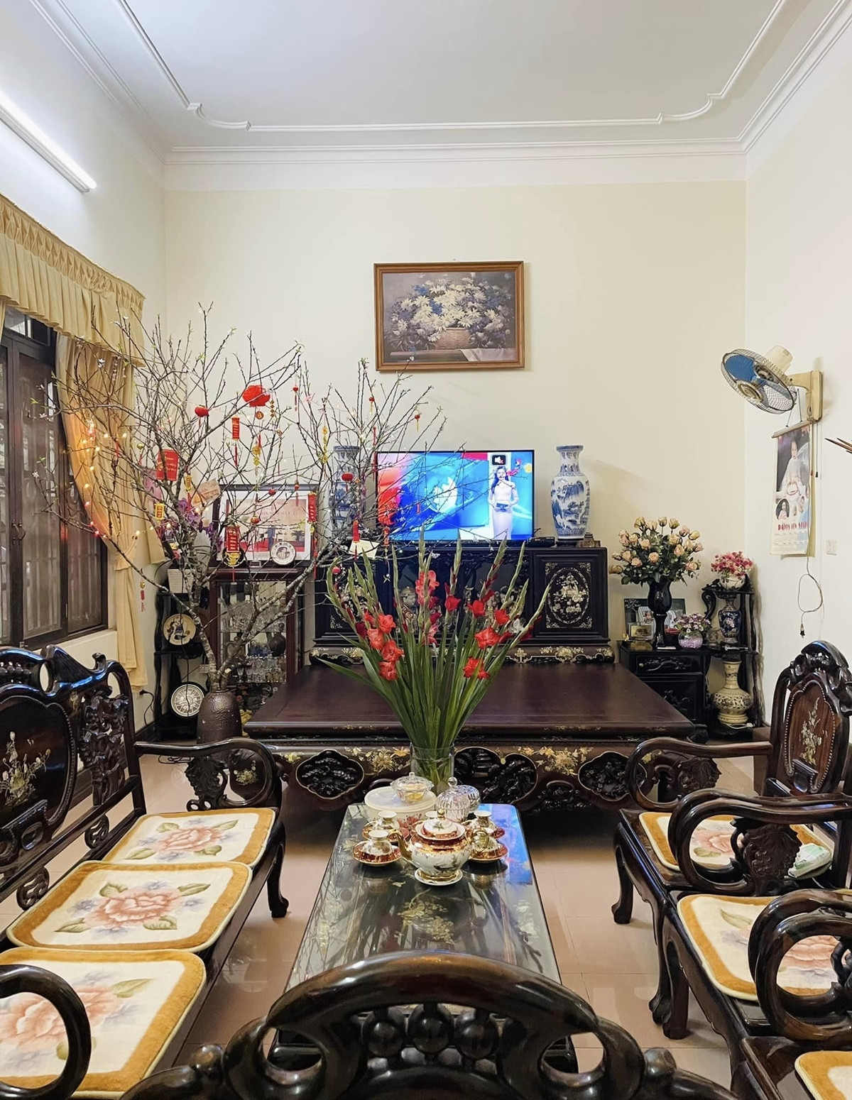 Ngôi nhà của nghệ sĩ Hương Tươi thiết kế theo phong cách đơn giản, mộc mạc với nhiều vật dụng quen thuộc.