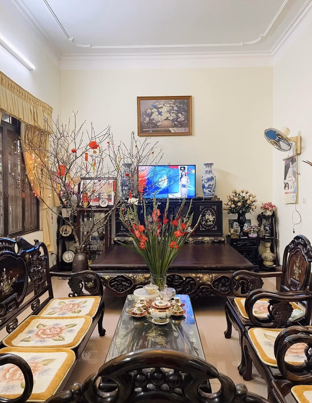 Ngôi nhà của nghệ sĩ Hương Tươi thiết kế theo phong cách đơn giản, mộc mạc với nhiều vật dụng quen thuộc.