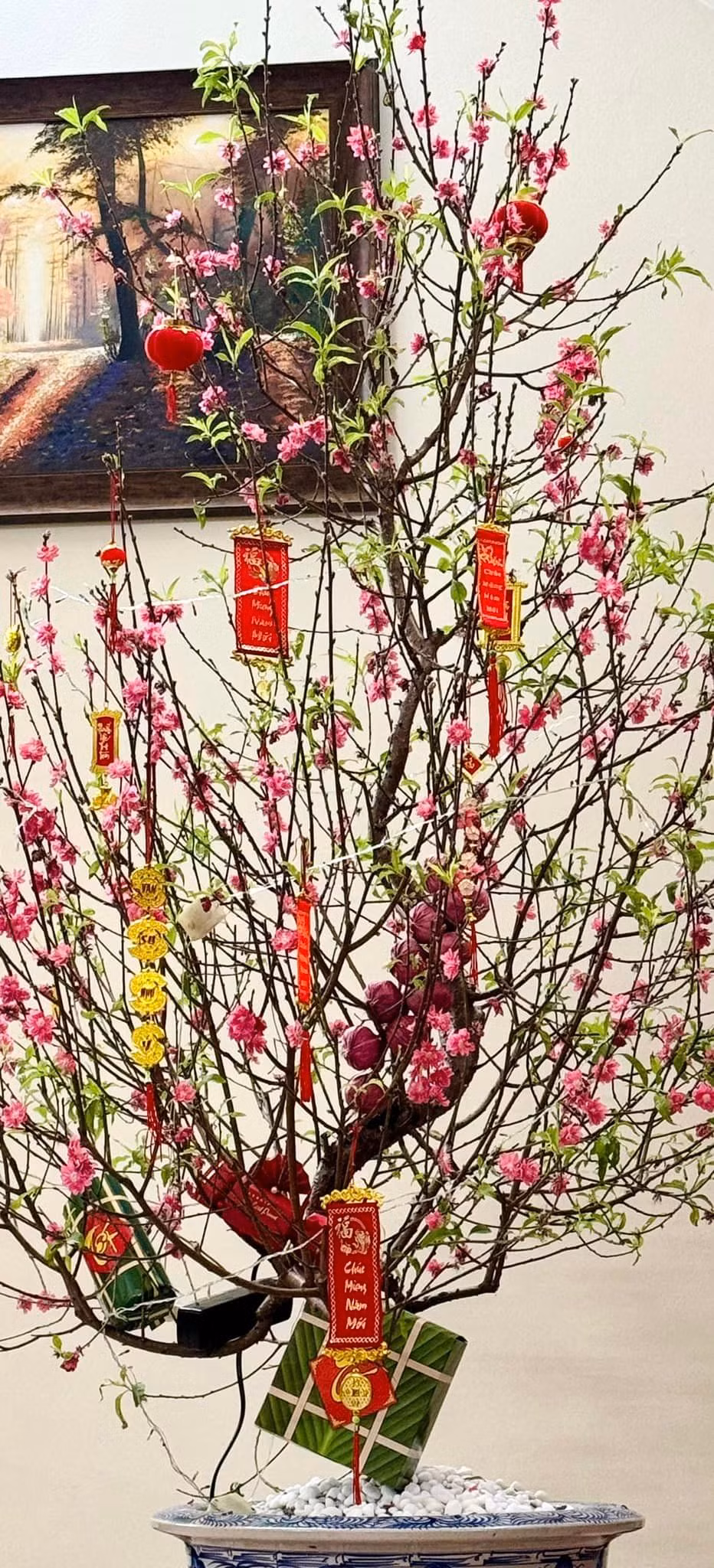 Cây đào được nữ nghệ sĩ trang trí đậm không khí ngày Tết.