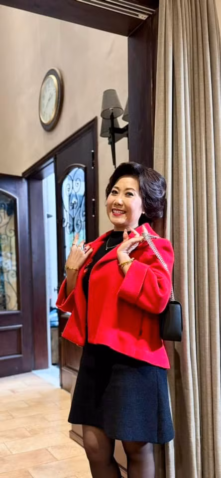 Sau nhiều năm vắng bóng, nghệ sĩ Hương Tươi vừa trở lại màn ảnh nhỏ với vai diễn trong phim "Trạm cứu hộ trái tim" với vai diễn bà Mến chua ngoa và đanh đá.