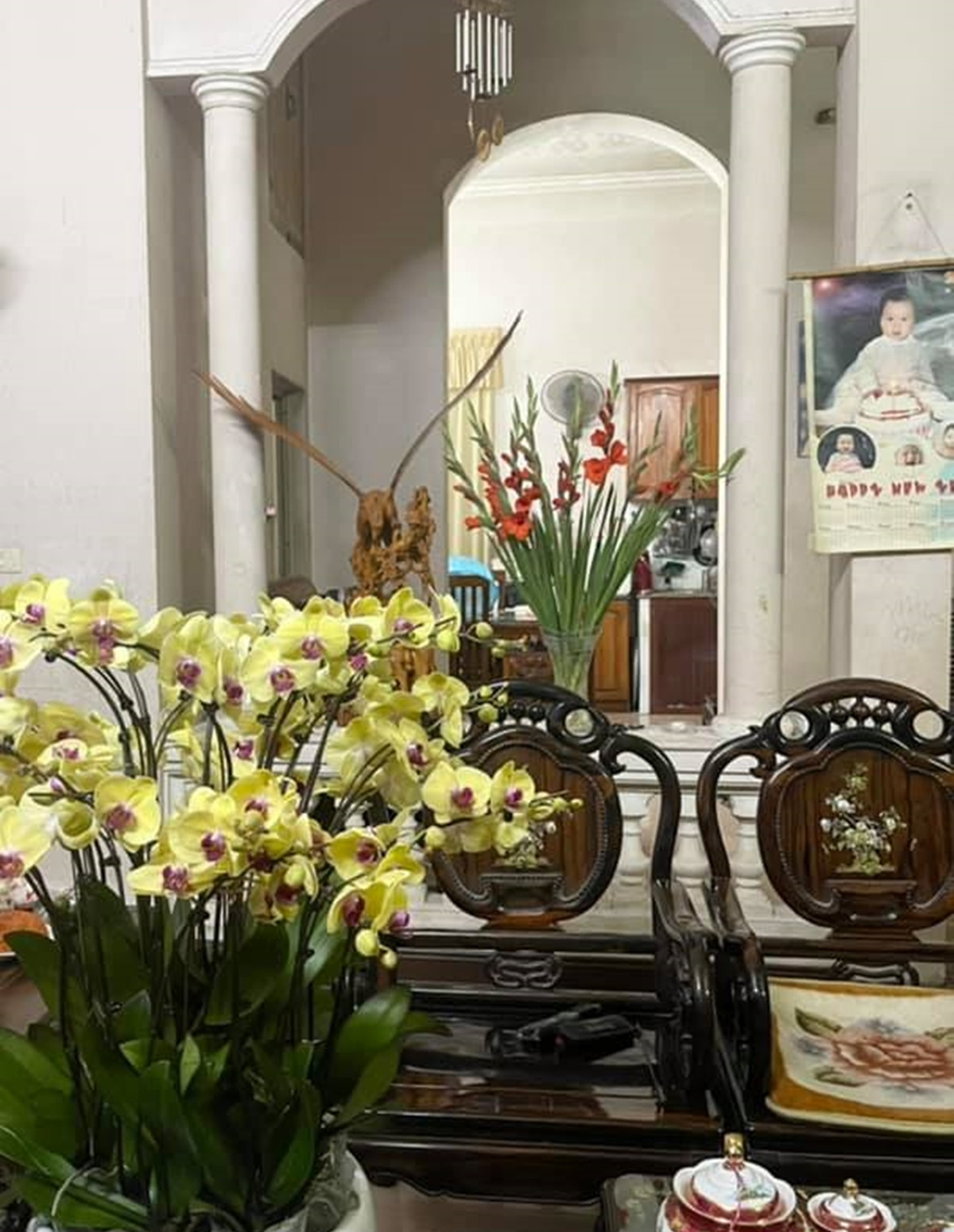 Không gian trong nhà được bài trí gọn gàn, ngăn nắp.