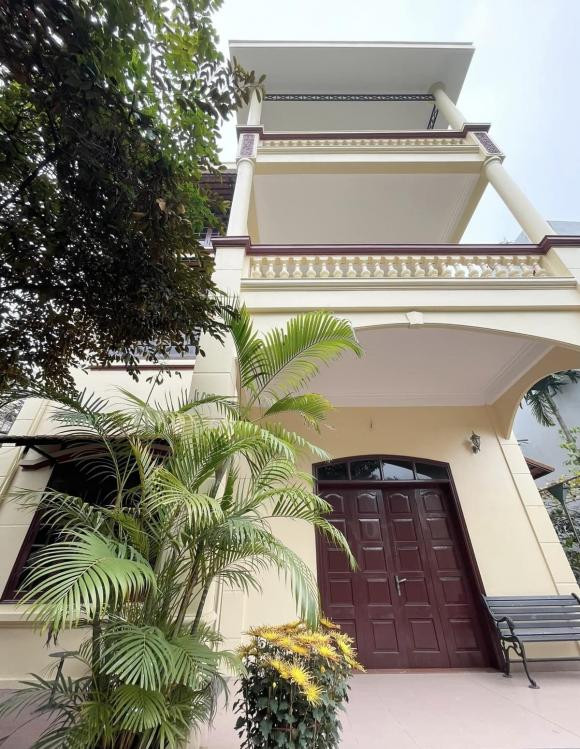 Khác với trên phim, NSƯT Hương Tươi ngoài đời có cuộc sống giản dị trong căn nhà nhỏ 3 tầng tại một con ngõ yên tĩnh tại Hà Nội.