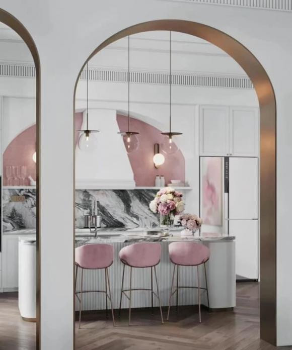 Đảo bếp và khu vực bàn ăn của căn villa đều liên kết với nhau trong một không gian rộng.