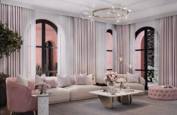 Bên trong, phòng khách sử dụng toàn bộ nội thất hiện đại. Hệ ghế sofa được chọn lựa kỹ càng, tuân theo tone màu chủ đạo trắng - hồng.