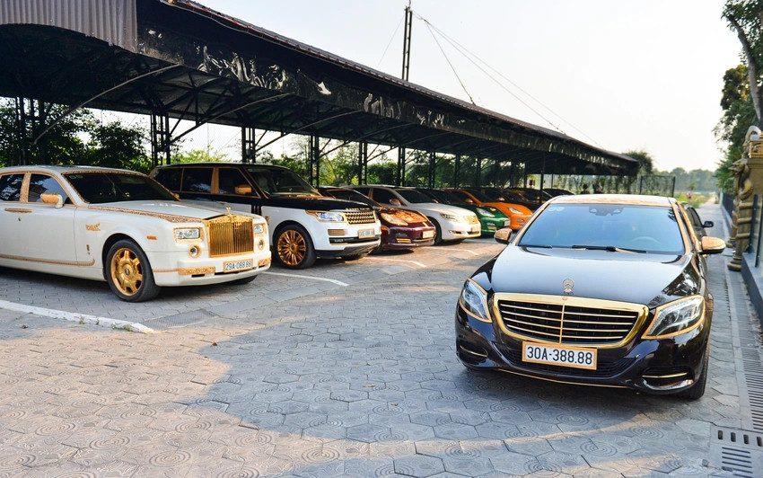 Anh Chiến có niềm đam mê số đẹp và ước mơ về xe từ nhỏ. Đến nay, anh sở hữu 30 ô tô các loại như Rolls-Royce Phantom, Land Rover Range Rover, Porsche Panamera, Mercedes-Benz S-Class, Bentley Continental Flying Spur, Lexus LS và BMW 4-Series... Ảnh: Vietnamnet