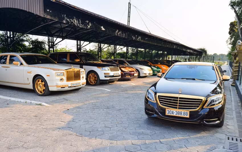 Anh Chiến có niềm đam mê số đẹp và ước mơ về xe từ nhỏ. Đến nay, anh sở hữu 30 ô tô các loại như Rolls-Royce Phantom, Land Rover Range Rover, Porsche Panamera, Mercedes-Benz S-Class, Bentley Continental Flying Spur, Lexus LS và BMW 4-Series... Ảnh: Vietnamnet