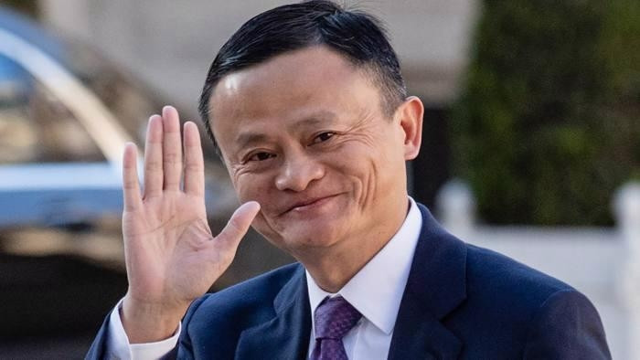 Đến kỳ thi đại học thứ 3, Jack Ma đạt 79 điểm môn Toán, điểm số thuộc mức khá. Tuy nhiên, tổng điểm của Jack Ma vẫn không đủ để đỗ vào Trường Đại học Bắc Kinh – ngôi trường tốp đầu Trung Quốc. Ông chuyển sang đăng ký Trường Đại học Sư phạm Hàng Châu và theo đuổi ngành Tiếng Anh. Ảnh: BI