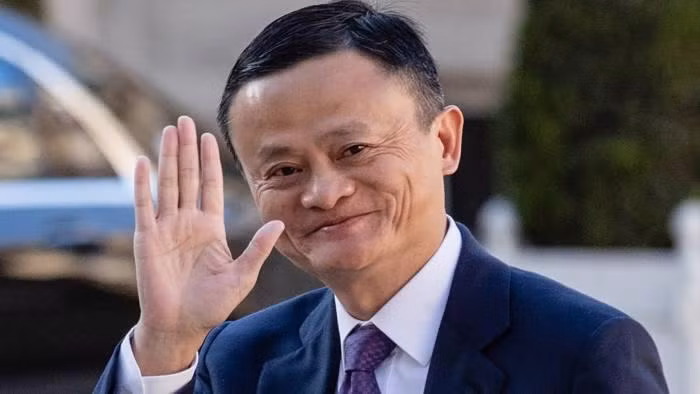 Đến kỳ thi đại học thứ 3, Jack Ma đạt 79 điểm môn Toán, điểm số thuộc mức khá. Tuy nhiên, tổng điểm của Jack Ma vẫn không đủ để đỗ vào Trường Đại học Bắc Kinh – ngôi trường tốp đầu Trung Quốc. Ông chuyển sang đăng ký Trường Đại học Sư phạm Hàng Châu và theo đuổi ngành Tiếng Anh. Ảnh: BI