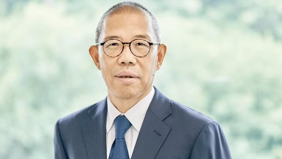 Zhong phải bỏ học tiểu học, theo cha học nghề truyền thống làm mộc trong thời kỳ Cách mạng Văn hóa. Sau này, nhận thấy công việc thợ mộc không thể giúp thoát nghèo, Zhong quyết tâm tự học và ôn thi đại học. Ảnh: Bloomberg.