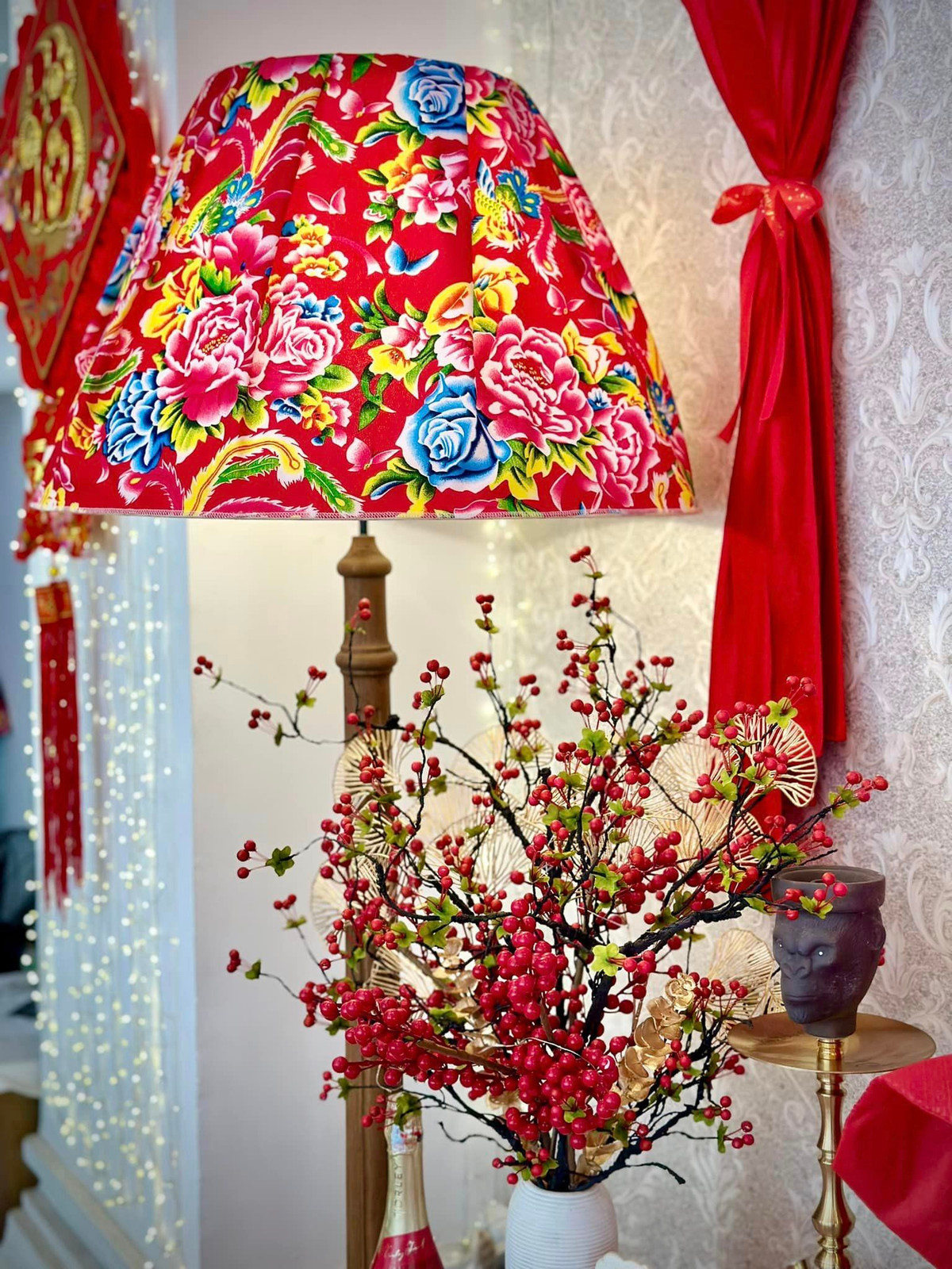 Thúy Hạnh có đam mê lớn với việc trang trí nhà cửa. Mỗi dịp Tết đến, cựu siêu mẫu và ông xã đều tự tay trang hoàng nhà cửa rất hoành tráng, lung linh.