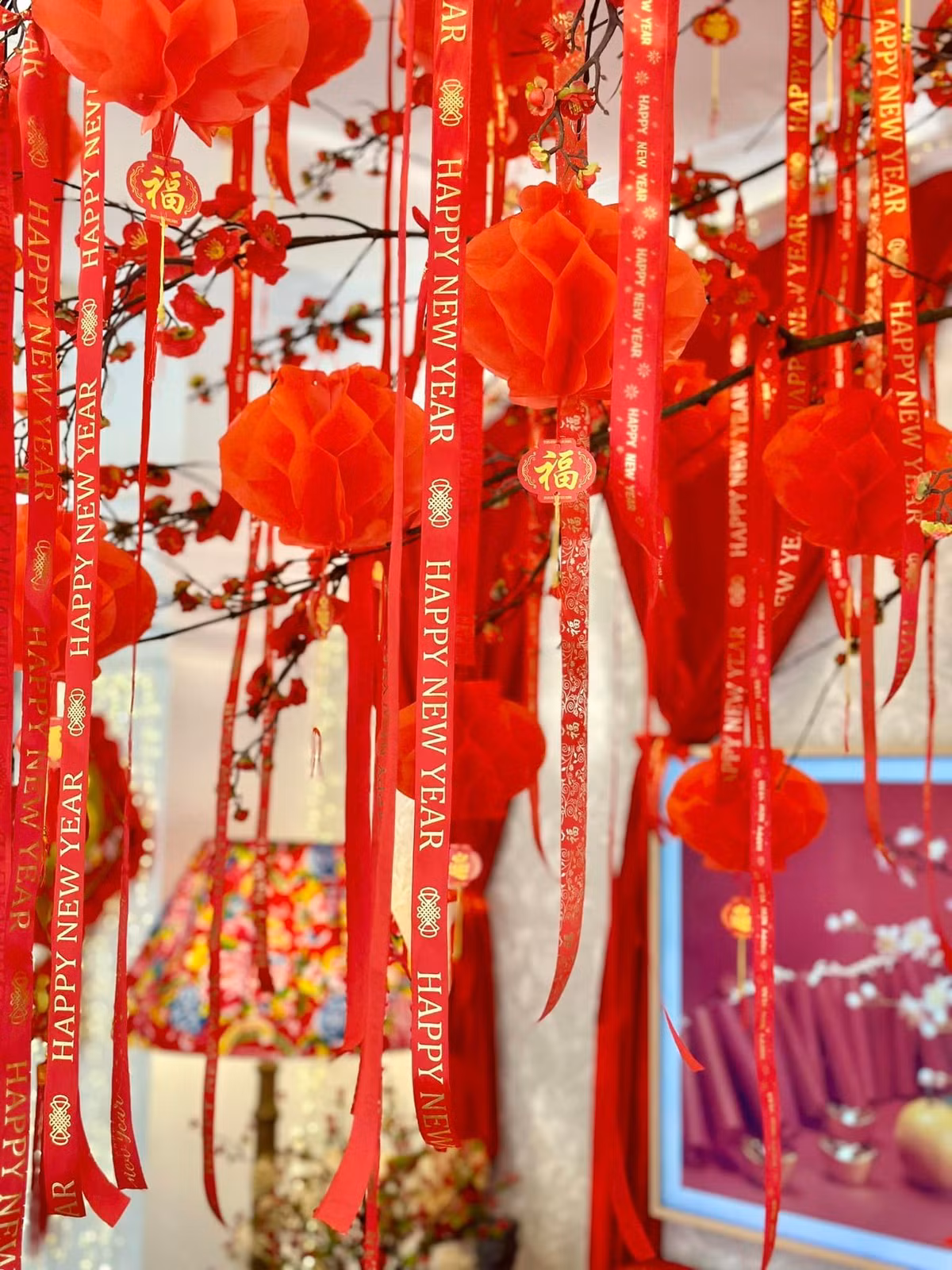 Cựu siêu mẫu dành cả buổi chiều leo trèo làm cây đào trên trần nhà.