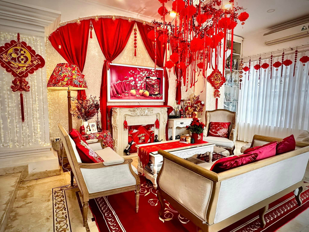 Tết Nguyên đán Giáp Thìn năm nay, Thuý Hạnh không ở Sài Gòn nhưng chị vẫn chịu khó đầu tư thời gian, công sức trang hoàng căn biệt thự trước khi ra Hà Nội ăn Tết cùng mẹ.