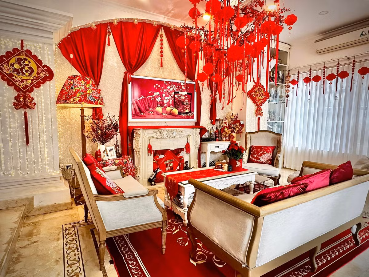 Tết Nguyên đán Giáp Thìn năm nay, Thuý Hạnh không ở Sài Gòn nhưng chị vẫn chịu khó đầu tư thời gian, công sức trang hoàng căn biệt thự trước khi ra Hà Nội ăn Tết cùng mẹ.